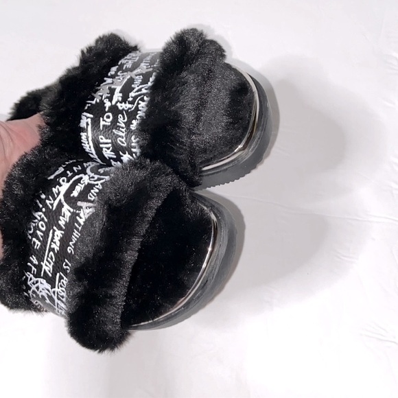 NEW DKNY Bevan Flat Faux Fur NYC
Graffiti slides 7 - Picture 7 of 7